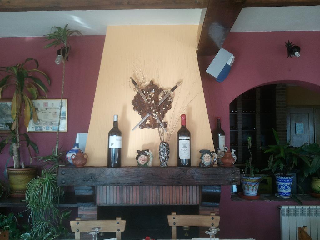 Hostal-Restaurante Fogon De Gredos Guisando Exterior photo