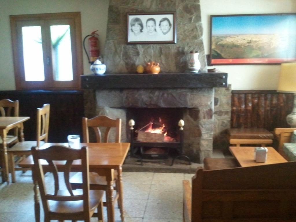 Hostal-Restaurante Fogon De Gredos Guisando Exterior photo